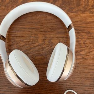 Beat wireless headphone